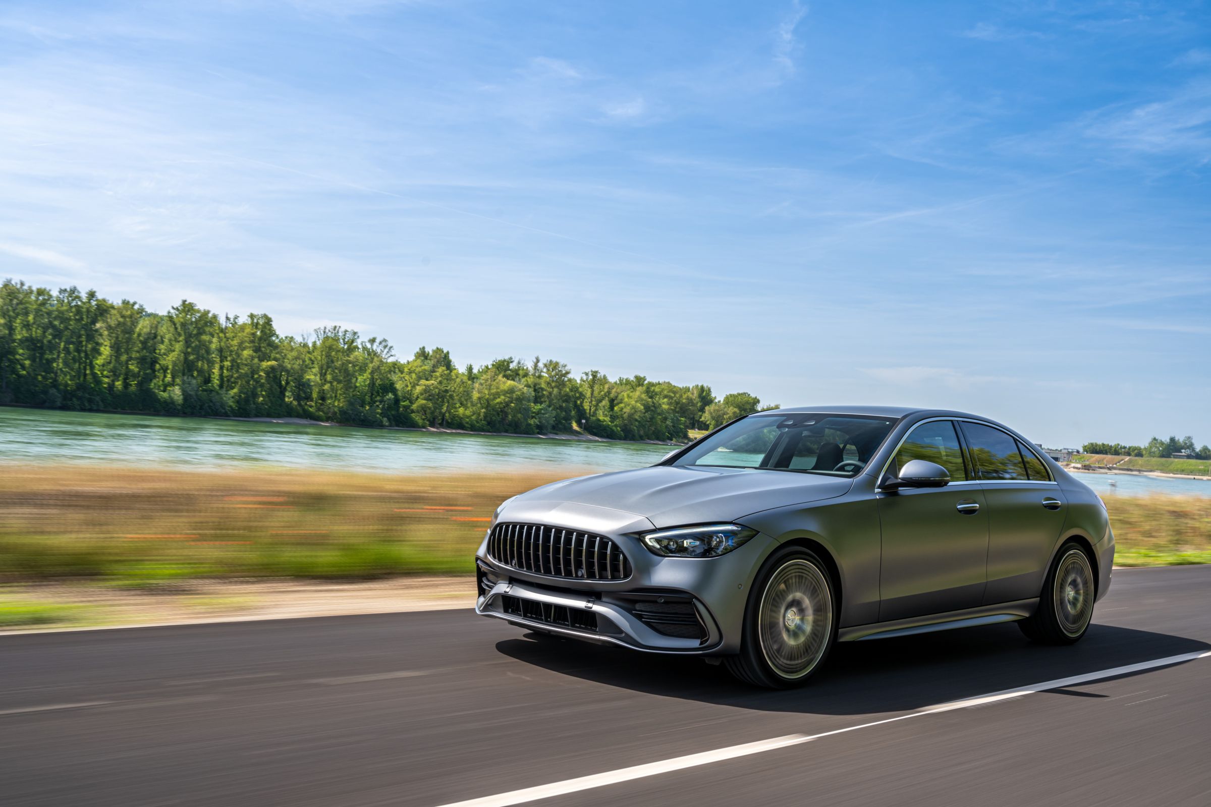 Sedan Mercedes-Benz pe un drum de-a lungul unui râu