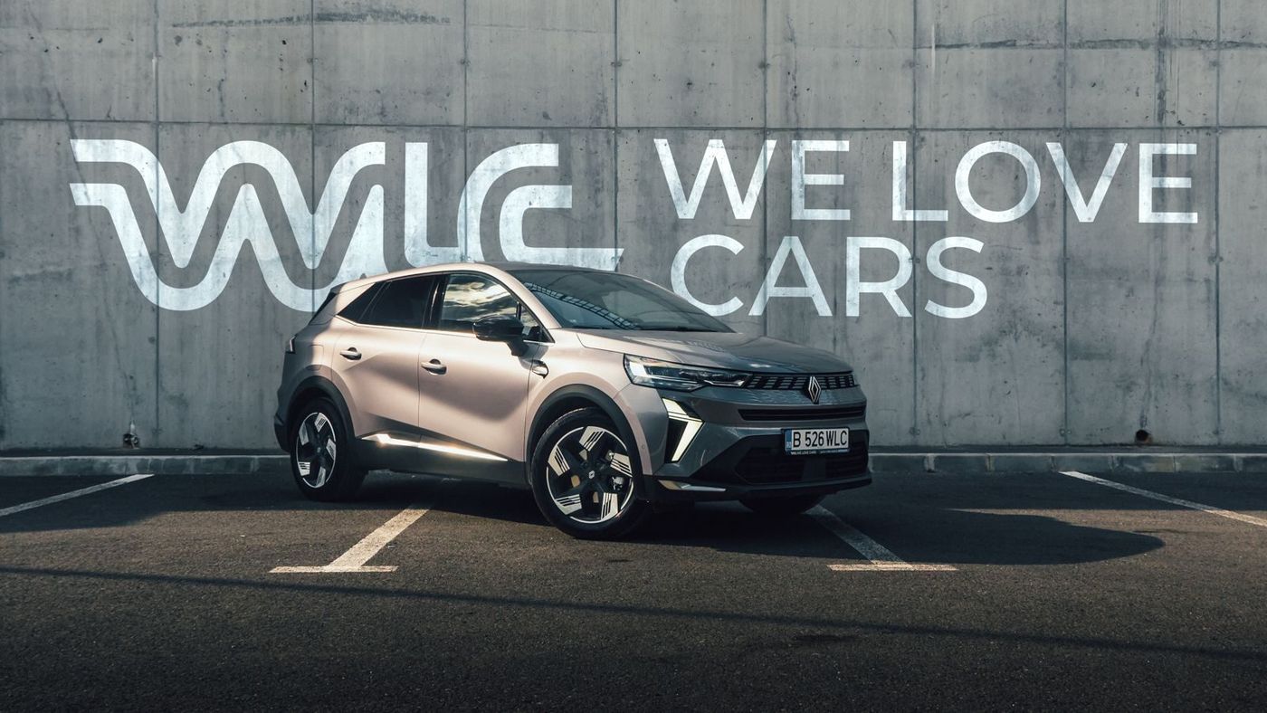 Renault Symbioz din flota WLC în fața peretelui cu logo-ul WLC We Love Cars